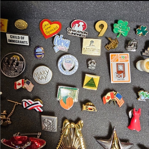Large Lot Of 56 Pins & Brooches Various Styles Colors & Materials Some Branded - Picture 9 of 10